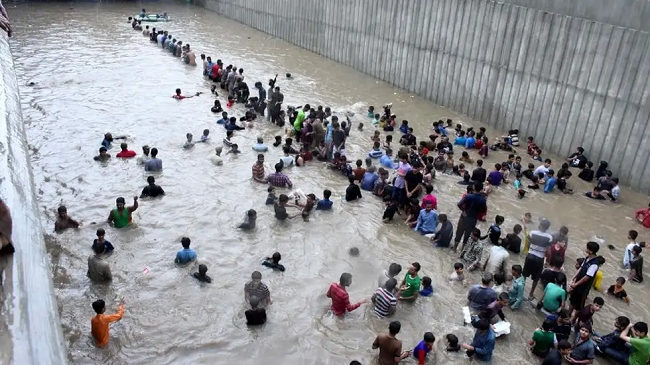 Pakistan, 29 të vdekur nga reshje të dendura të shiut