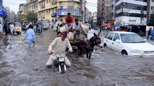 147 të vdekur nga shirat e rrëmbyeshëm në Pakistan