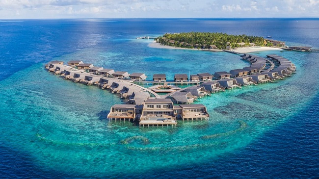 Maldive, vendi ku mund të flini poshtë yjeve, mbi ujë