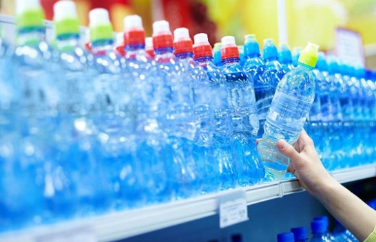 Studim: 78 për qind e ujërave të ambalazhuar në Francë përmbajnë mikroplastikë