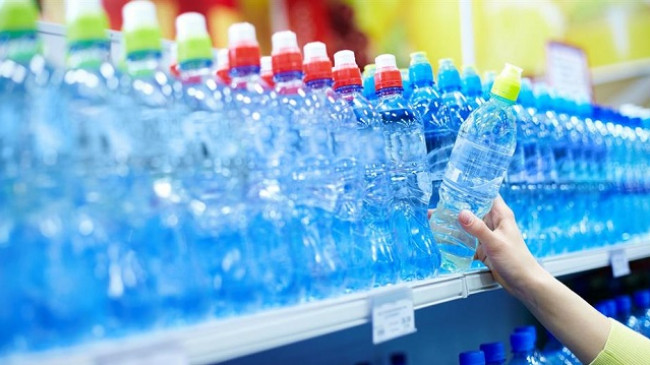 Studim: 78 për qind e ujërave të ambalazhuar në Francë përmbajnë mikroplastikë