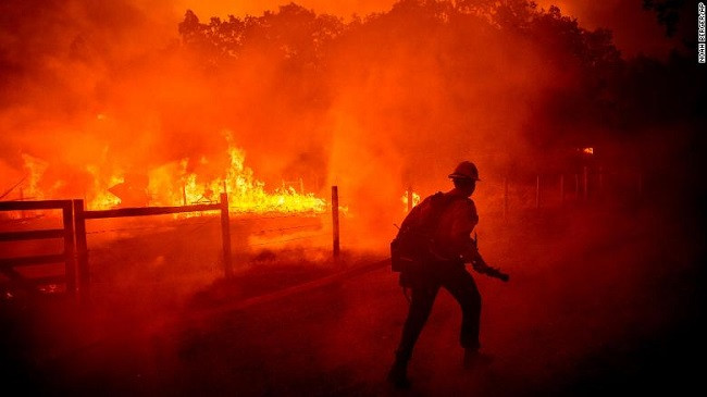 Zjarret kërcënojnë Parkun Kombëtar Yosemite - Kalifornia shpall gjendjen e jashtëzakonshme