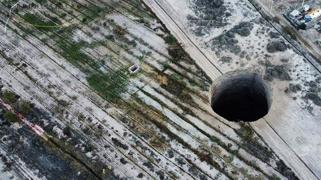 Shfaqet një gropë misterioze në Kili