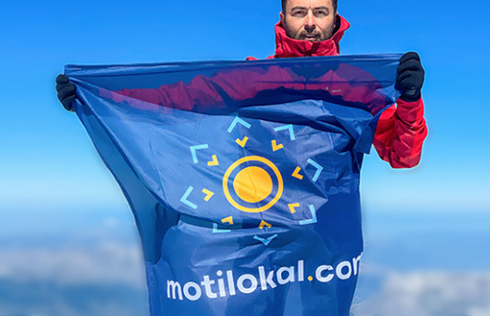 Flamuri i Motilokal valëvitet në Mont Blanc të Francës