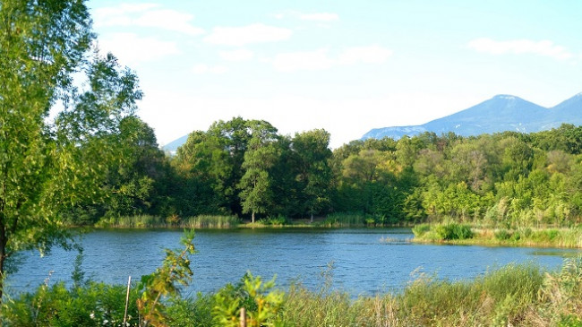 Vranësira dhe reshje shiu, moti sot dhe fundjavë në Shqipëri