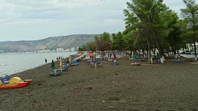 Reshje e shiut largojnë pushuesit nga bregdeti i Shëngjinit
