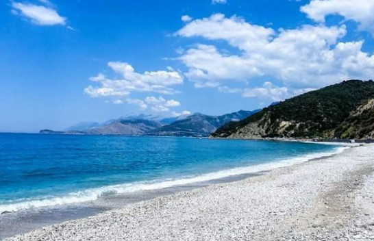 Buneci, plazhi me guralecë të bardhë