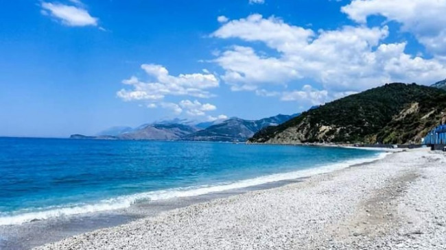 Buneci, plazhi me guralecë të bardhë