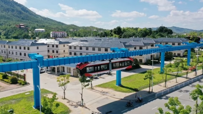‘Treni qiellor’ i Kinës lëviz në shina magnetikë në 10 metra lartësi
