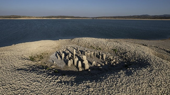 Thatësira në Spanjë zbulon një monument të ngjashëm me atë të 'Stonehenge' në Angli