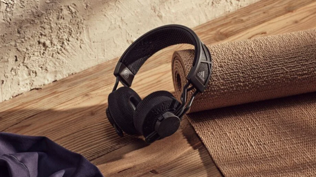 Adidas prezanton kufjet me energji diellore të prodhuara nga plastika e ricikluar