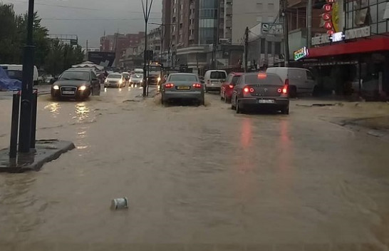 Reshje të dendura shiu në Pejë, rrugët mbulohen nga uji