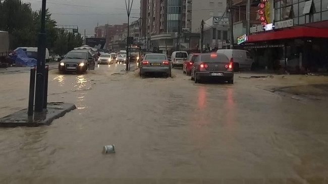Reshje të dendura shiu në Pejë, rrugët mbulohen nga uji