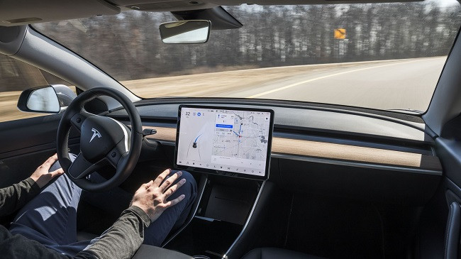Musk: Teknologjia e veturave vetëdrejtuese gati deri në fundvit