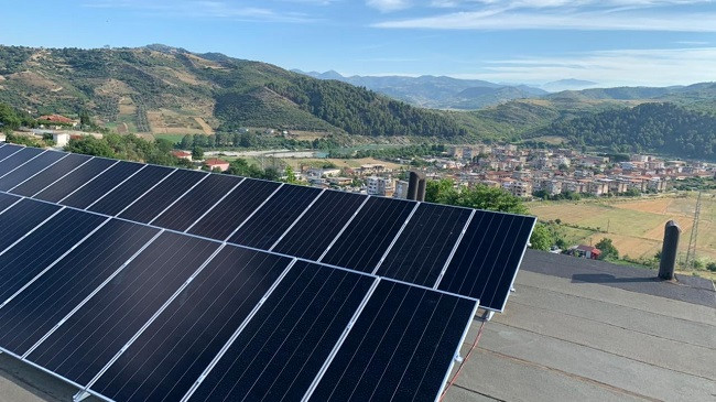 Qeveria e Shqipërisë do të subvencionojë 70 për qind të kostove për panelet diellore