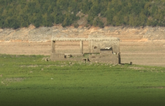 Thatësira në liqenin e Fierzës nxjerrë në sipërfaqe rrugën e vjetër Kosovë-Shqipëri