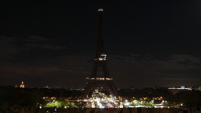 Paris, Kulla Eiffel fik dritat për shkak të krizës energjetike