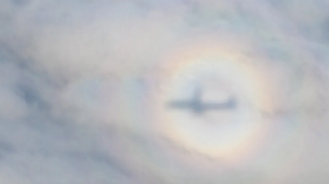 A keni parë ndonjëherë një aureolë të bukur ylberi që rrethon hijen e aeroplanit?