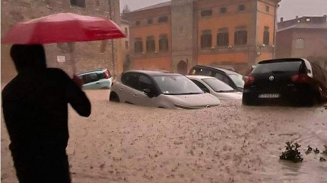 Moti i ligë godet Italinë, shtatë të vdekur dhe tre të zhdukur nga përmbytjet masive