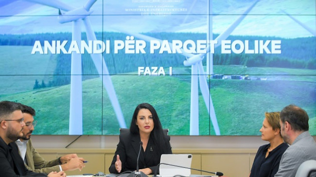 Balluku: Nga 1 nëntori nisin aplikimet për panelet diellore, qeveria financon 70 për qind të kostove