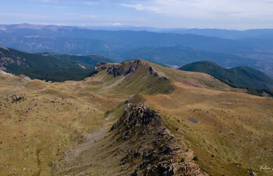Mëngjesi i ftohtë gjatë ditës vranësira e diell në Maqedoni
