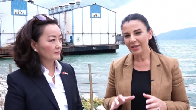 Yuri Kim dhe Balluku vizitojnë termocentralet lundruese në Vlorë: Do të furnizojnë 150 deri 200 mijë shtëpi me energji