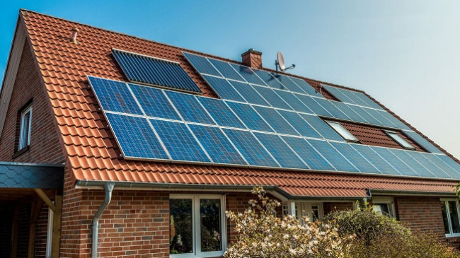 Panelet e vogla diellore në Francë po ulin faturat e energjisë për qytetarët