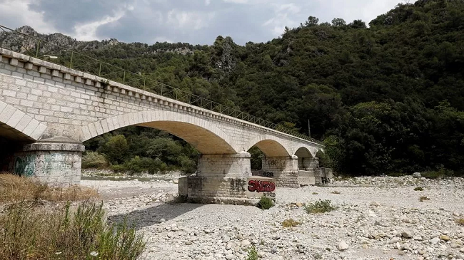Francë, nga 94 rajone të rrezikuara nga thatësira 42 në janë në gjendje kritike
