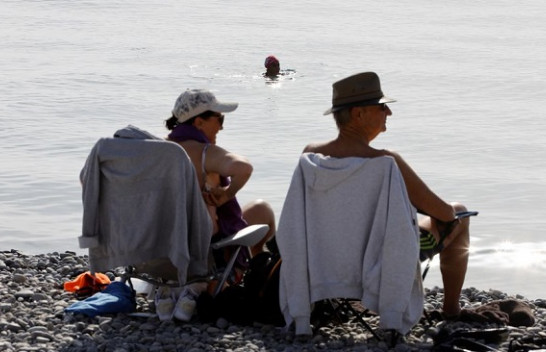 Vjeshta me temperatura jashtëzakonisht të ngrohta, mbush plazhet në Francë dhe Spanjë