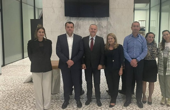 Ambasadori italian, Antonello De Riu pritet nga Shkëlqim Devolli në “Comodita Home”, magjepset me punën në fabrikë [Foto]