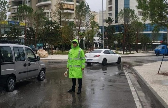 Moti i ligë dhe reshje shiu në të gjithë Shqipërinë, Policia apelon shoferët për kujdes