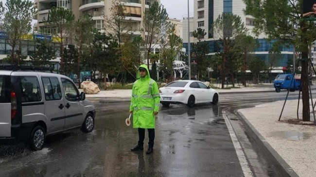 Moti i ligë dhe reshje shiu në të gjithë Shqipërinë, Policia apelon shoferët për kujdes