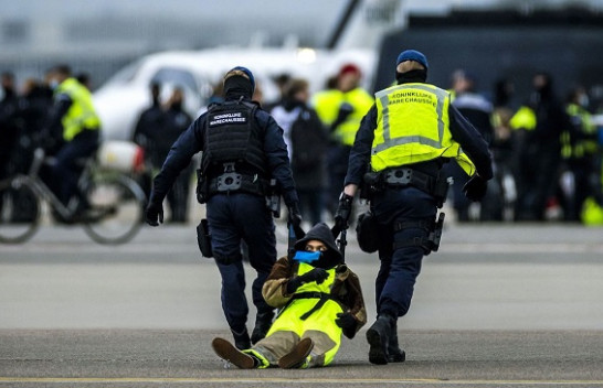 Aktivistët e klimës bllokojnë pistën e aeroplanëve në aeroportin Schiphol të Amsterdamit