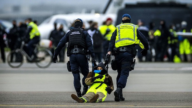 Aktivistët e klimës bllokojnë pistën e aeroplanëve në aeroportin Schiphol të Amsterdamit