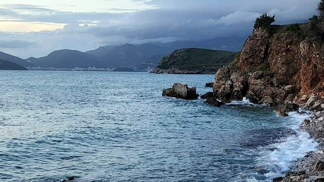 Javë me vranësira e reshje shiu në Mal të Zi