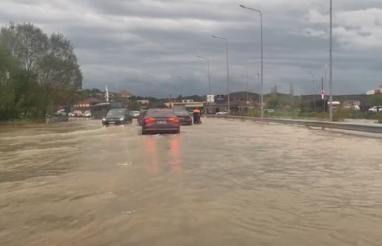 Lumi Drin del nga shtrati, bllokon rrugën në hyrje të Shkodrës