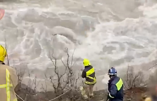 Situatë dramatike nga Malësia e Madhe/ Uji merr automjetin, banorët shpëtojnë vajzën, babë e bir ende të zhdukur [Video]