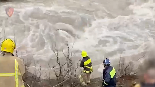 Situatë dramatike nga Malësia e Madhe/ Uji merr automjetin, banorët shpëtojnë vajzën, babë e bir ende të zhdukur [Video]