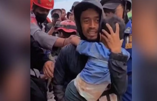 Pas dy ditësh nën rrënojat e tërmetit, shpëtohet mrekullisht 5-vjeçari në Indonezi