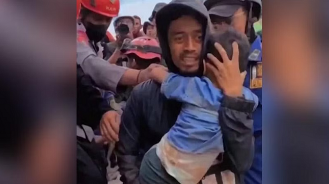 Pas dy ditësh nën rrënojat e tërmetit, shpëtohet mrekullisht 5-vjeçari në Indonezi