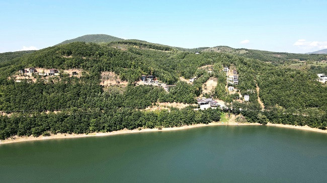 Fillon rrënimi i vilave përreth liqenit të Batllavës