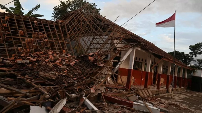 Tërmeti në Indonezi/ Pasgoditjet vështirësojnë punën e ekipit të shpëtimit për gjetjen e të mbijetuarve