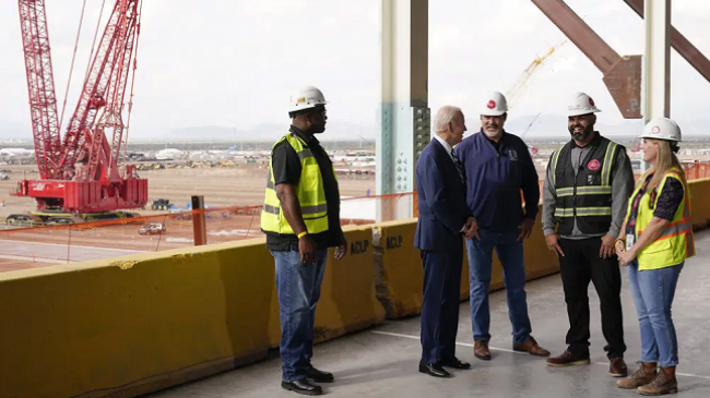 Prodhuesi i çipave të iPhone investon 40 miliardë dollarë në fabrikën e Arizonës, Joe Biden përshëndet projektin