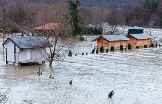 Bosnjë, një person i vdekur, shtëpi të dëmtuara nga përmbytjet dhe rrëshqitjet e dheut