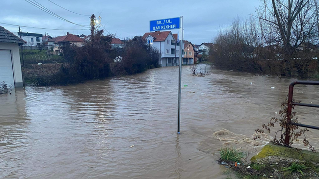 Vërshime në Gjilan, rrugët dhe shtëpitë i merr uji