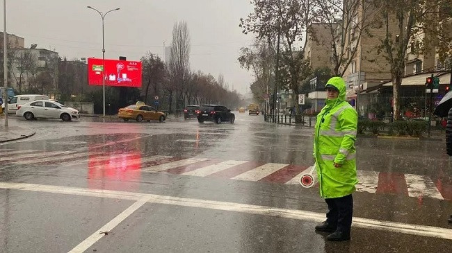 Stuhi në Shqipëri, Policia apel shoferëve: Bëni kujdes