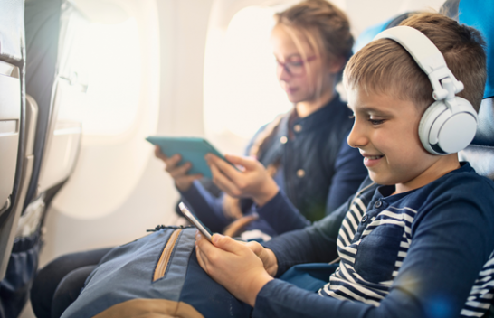 Pse duhet t’i ndalim telefonat dhe pajisjet elektronike gjatë ngritjes dhe uljes së aeroplanit?