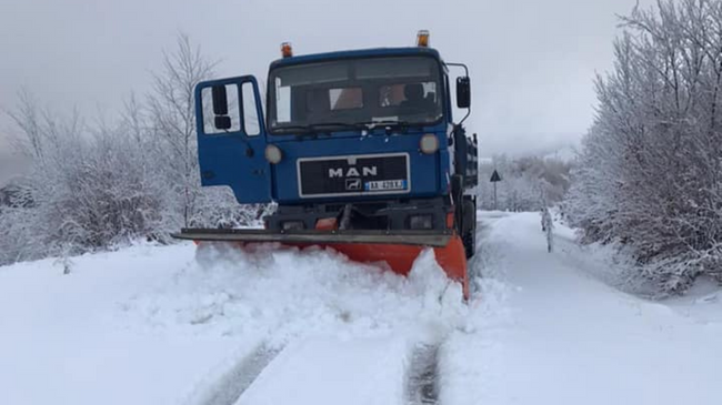 Borë në zonat malore të Korçës, të gjitha rrugët e kalueshme