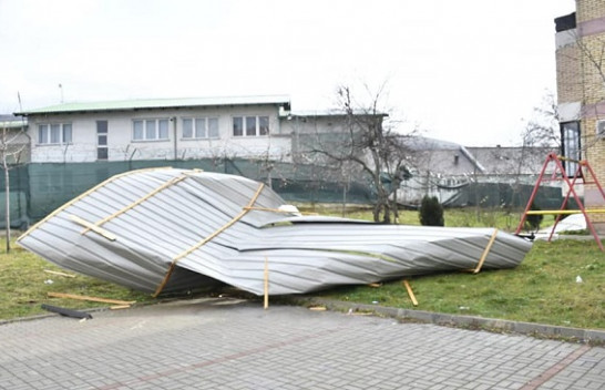 Erërat e fuqishme shkaktuan dëme të shumta në Prizren
