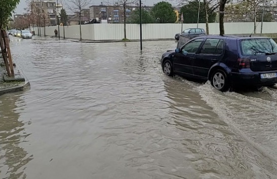 Përmbyten rrugët në Durrës nga reshjet e shiut